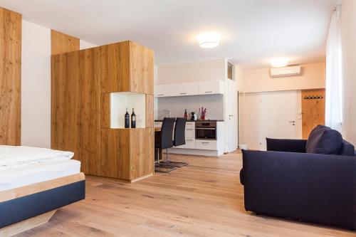 a living room with a couch and a kitchen at Weingut Gsellmann - Wohnen bei Ilse in Gols