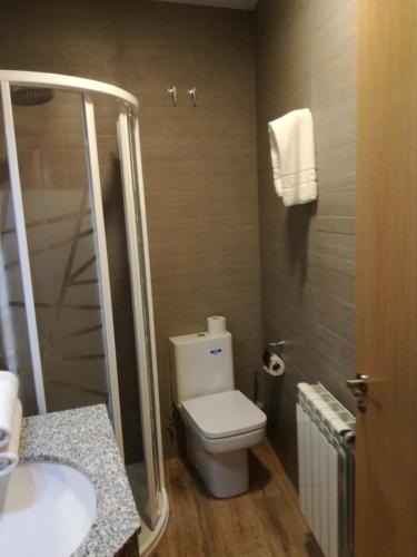 a bathroom with a toilet and a sink at Hostal Casa Tino in Caín