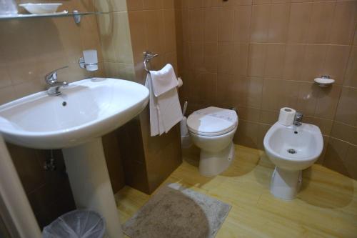 un bagno con lavandino e WC di Hotel Due Pini a Melfi