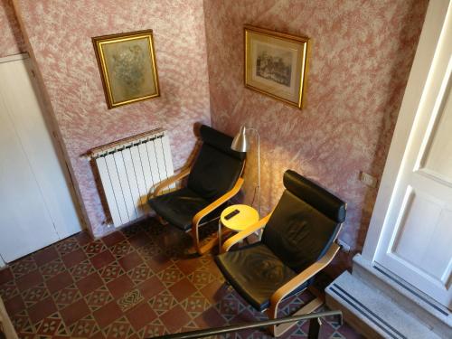 an overhead view of two chairs and a table in a room at B&B Porta della Terra in Militello in Val di Catania