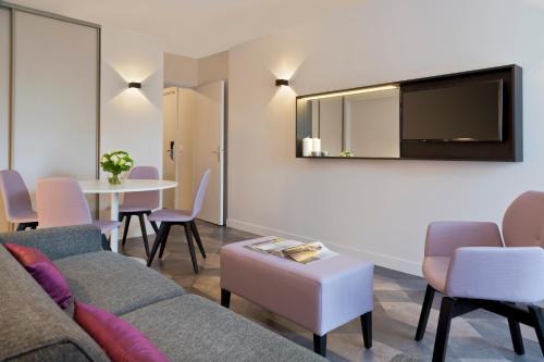 TV a/nebo společenská místnost v ubytování Citadines Trocadéro Paris
