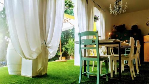 comedor con mesa y sillas sobre hierba en B&B Villa Graziella, en Lazise