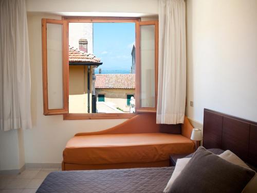 オルベテッロにあるホテル ソーレのベッドルーム1室(ベッド1台、景色を望む窓付)