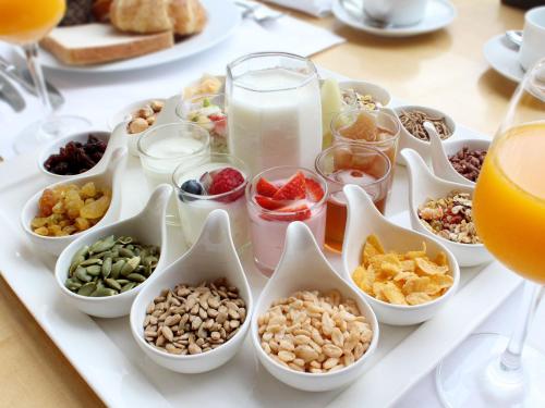 ein Tablett gefüllt mit verschiedenen Snacks und Getränken in der Unterkunft Amani Home - Mbili Junior Suite in Kiwengwa