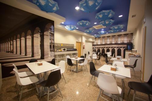 Un restaurante u otro lugar para comer en Hotel Sirimiri
