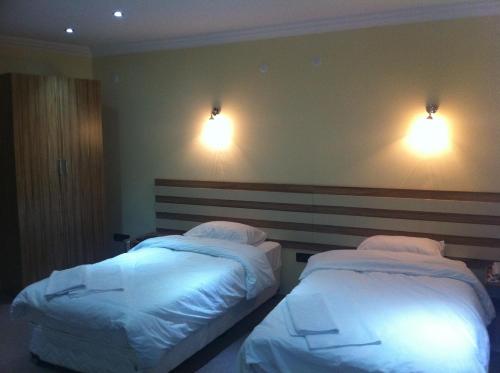 Una cama o camas en una habitación de TJ's Hotel