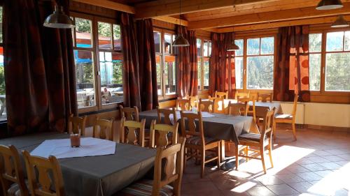 Un restaurant sau alt loc unde se poate mânca la Alpengasthof Hoiswirt