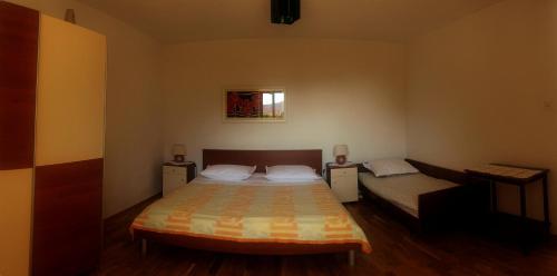 Postel nebo postele na pokoji v ubytování Apartments Mesec