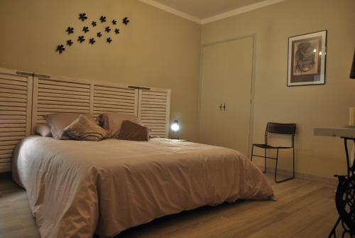 a bedroom with a bed with stars on the wall at cal erre in Céret