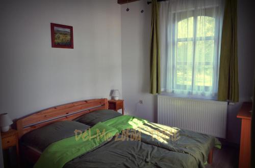 Ένα ή περισσότερα κρεβάτια σε δωμάτιο στο Piszkeri Vendégház - Cece