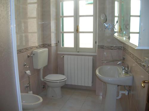VasiaにあるCasa Canonicaのバスルーム(トイレ、洗面台付)