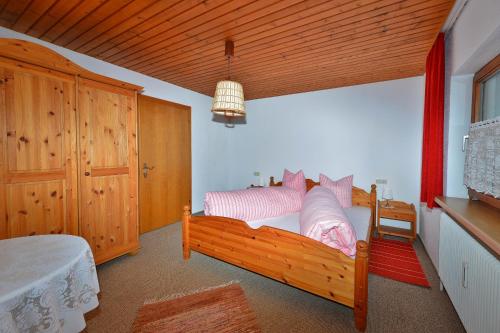 A bed or beds in a room at Ferienwohnung Frauenschuh