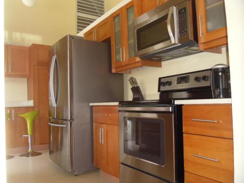 Una cocina o zona de cocina en Ocho Rios Under The Palms II