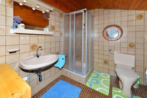 A bathroom at Ferienwohnung Frauenschuh