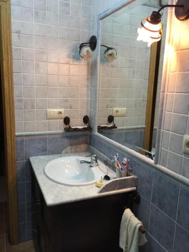 un baño con lavabo y espejo en Alojamiento Rural Los Olivos, en Arroyo Frío