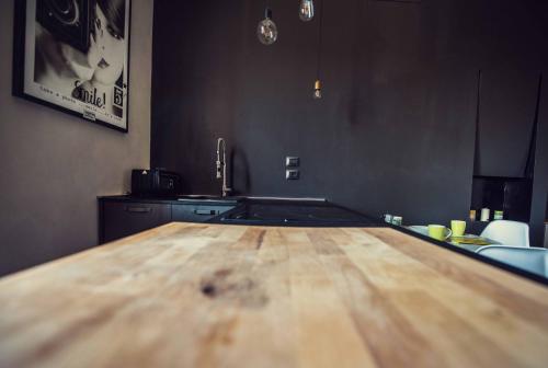 una cucina con tavolo in legno in una camera di Urban Suite a Perugia