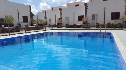 uma grande piscina em frente a um edifício em Residence Amalia em Pantelleria