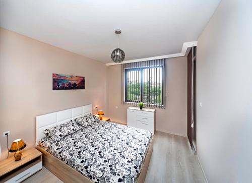 プロブディフにあるLux Apartment Plovdivのベッドルーム(ベッド1台、窓付)