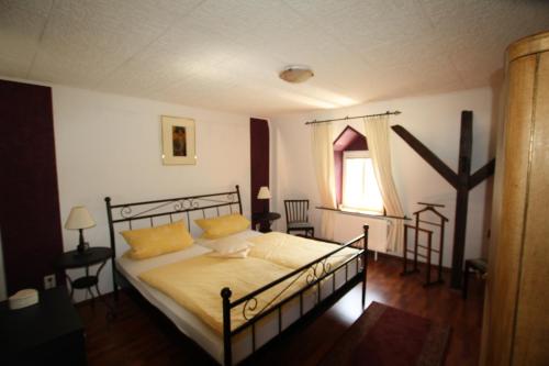 クレフにあるCasa DoReLiのベッドルーム1室(黄色い枕のベッド1台、窓付)