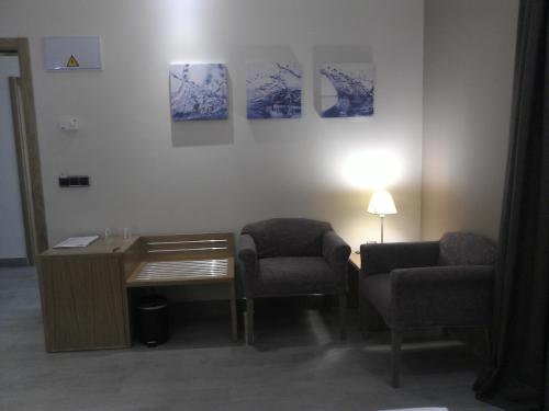 a waiting room with two chairs and a desk at Hotel Balneario El Raposo in Puebla de Sancho Pérez