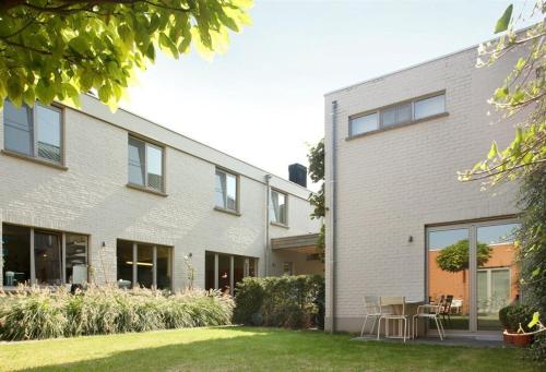 een huis met een gazon ervoor bij midiSud Apartment in Gent