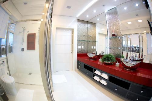 La salle de bains est pourvue de 2 lavabos et d'un miroir. dans l'établissement Holiday & Business Hotel - Em frente ao Centro de Eventos e Arena Conda, à Chapecó