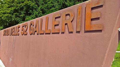 a sign for the entrance to the university of calgary at B&B Casabasoti in Valli del Pasubio