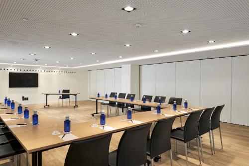 a conference room with a long table and chairs at INNSiDE by Meliá Palma Bosque in Palma de Mallorca