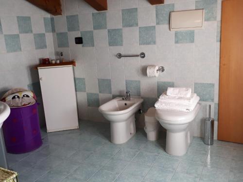 a bathroom with a toilet and a sink at Casa Madonnina in Dossobuono