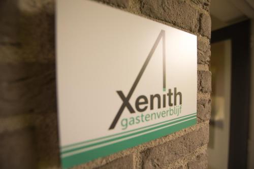 a sign on the side of a building at Xenith Gastenverblijf in Apeldoorn