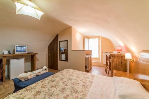 1 Schlafzimmer mit einem großen Bett und einer Küche in der Unterkunft Al Seminario in Tivoli