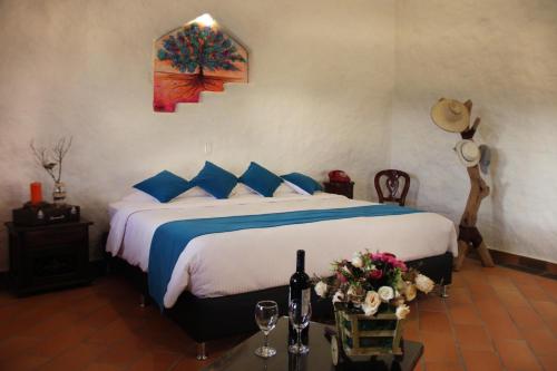 Hotel Estorake San Agustin Huila房間的床