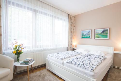 een slaapkamer met een wit bed en een raam bij Guest House Visoko in Visoko
