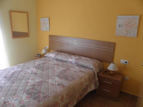 um quarto com uma cama com uma grande cabeceira de cama em Naturaleza y Golf em San Jorge