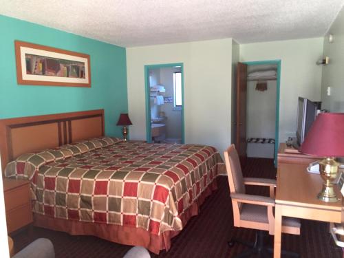 Ένα ή περισσότερα κρεβάτια σε δωμάτιο στο Klamath Motor Lodge
