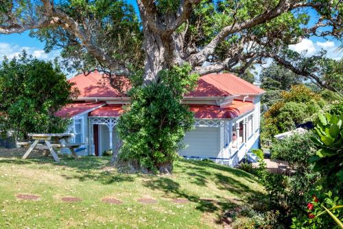 Crescent Villa - Stay Waihekeにある庭
