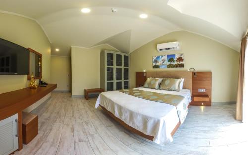 Tempat tidur dalam kamar di Göcek Centre Hotel