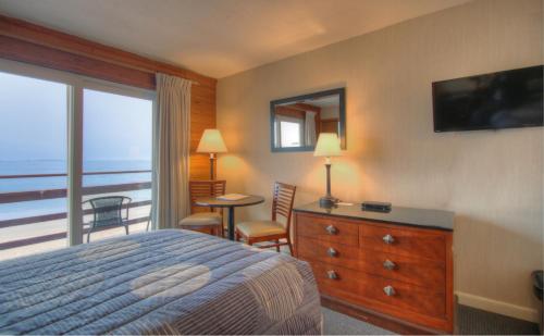 Llit o llits en una habitació de Cape Ann Motor Inn
