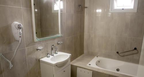 a bathroom with a sink and a bath tub at Las Vegas Hotel Termal in Termas de Río Hondo