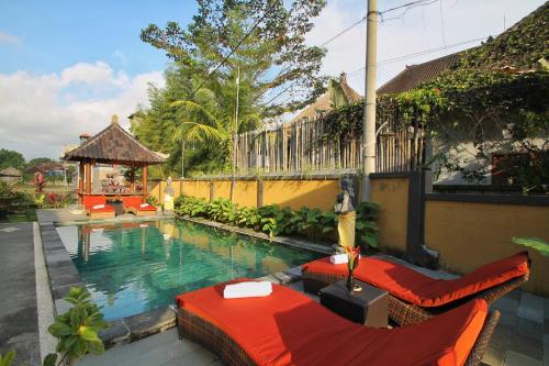 A piscina localizada em Surawan Bisma Ubud ou nos arredores