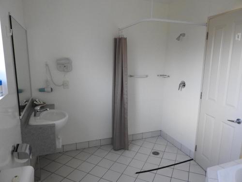 Un baño de A'Abode Motor Lodge