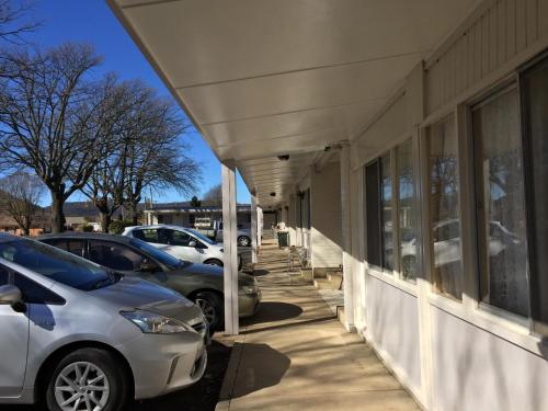 a building with cars parked in a parking lot at Lithgow Valley Motel in Lithgow