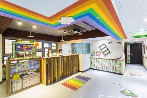 a rainbow ceiling in a room with a library at RF Hotel - Sanchong in Taipei