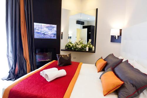 ein Schlafzimmer mit einem Bett mit zwei Handtüchern darauf in der Unterkunft Roman Holidays Boutique Hotel in Rom