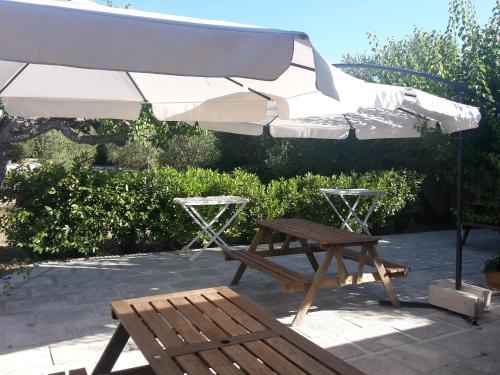 a picnic table and an umbrella and a bench at Agriturismo Vignavecchia in Vignacastrisi