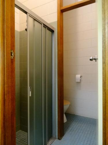 Un baño de Coal Creek Motel