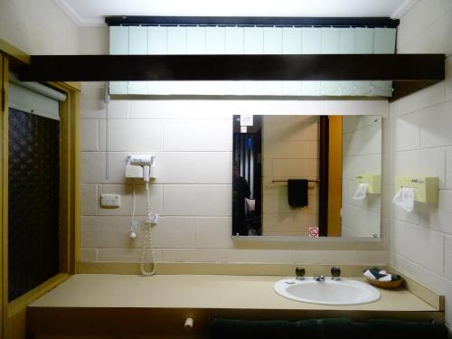 Un baño de Coal Creek Motel