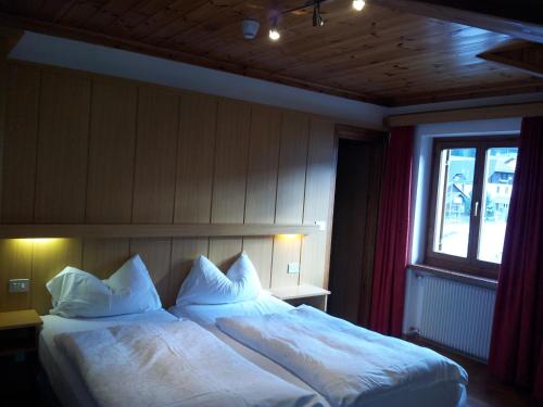 A bed or beds in a room at Chalet Helen