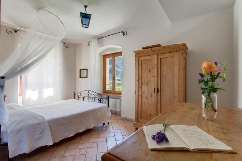 Tempat tidur dalam kamar di Agriturismo Maso Lizzone