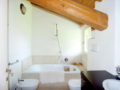 Bathroom sa Gorgeous Holiday Home in Carpaneto Piacentino with Pool